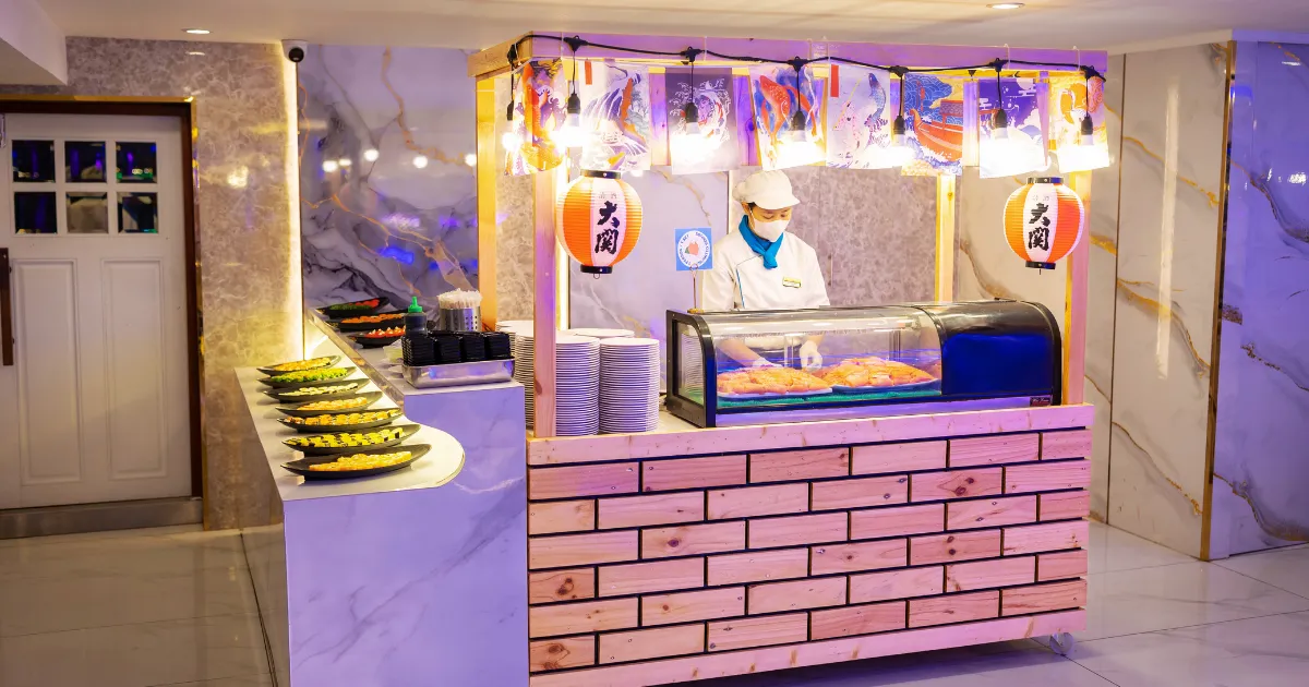 แซลมอนซาซิมิเสิร์ฟแบบไม่อั้นบนเรือบุฟเฟ่ต์เดอะ ลักซ์ชัวรี่ ไวท์